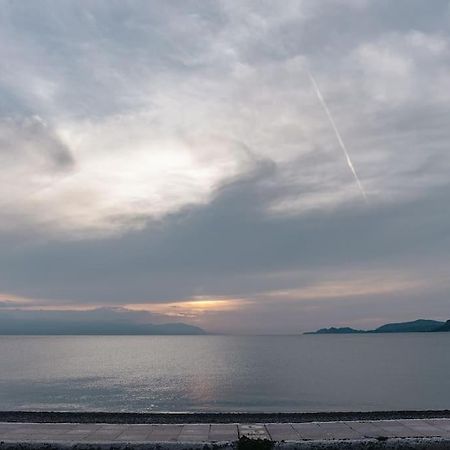 Sea View Apartment "Elise" Loutraki  Bagian luar foto