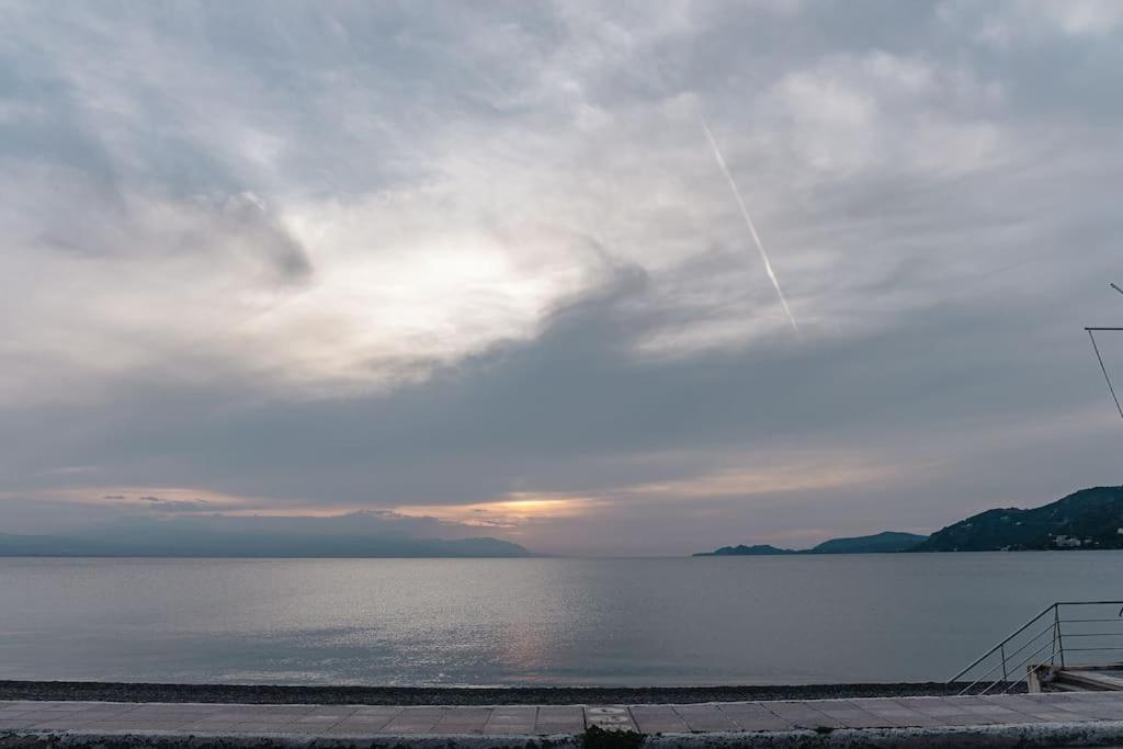 Sea View Apartment "Elise" Loutraki  Bagian luar foto