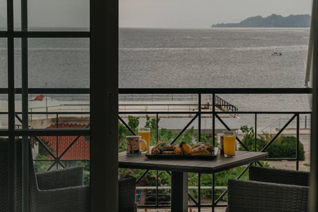Sea View Apartment "Elise" Loutraki  Bagian luar foto