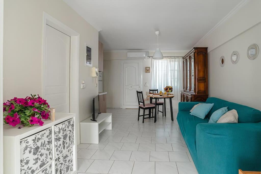 Sea View Apartment "Elise" Loutraki  Bagian luar foto